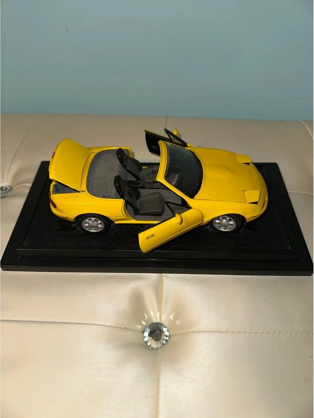 Kyosho Yellow MX-5 Miata Vintage Model Car Detailed 1:18